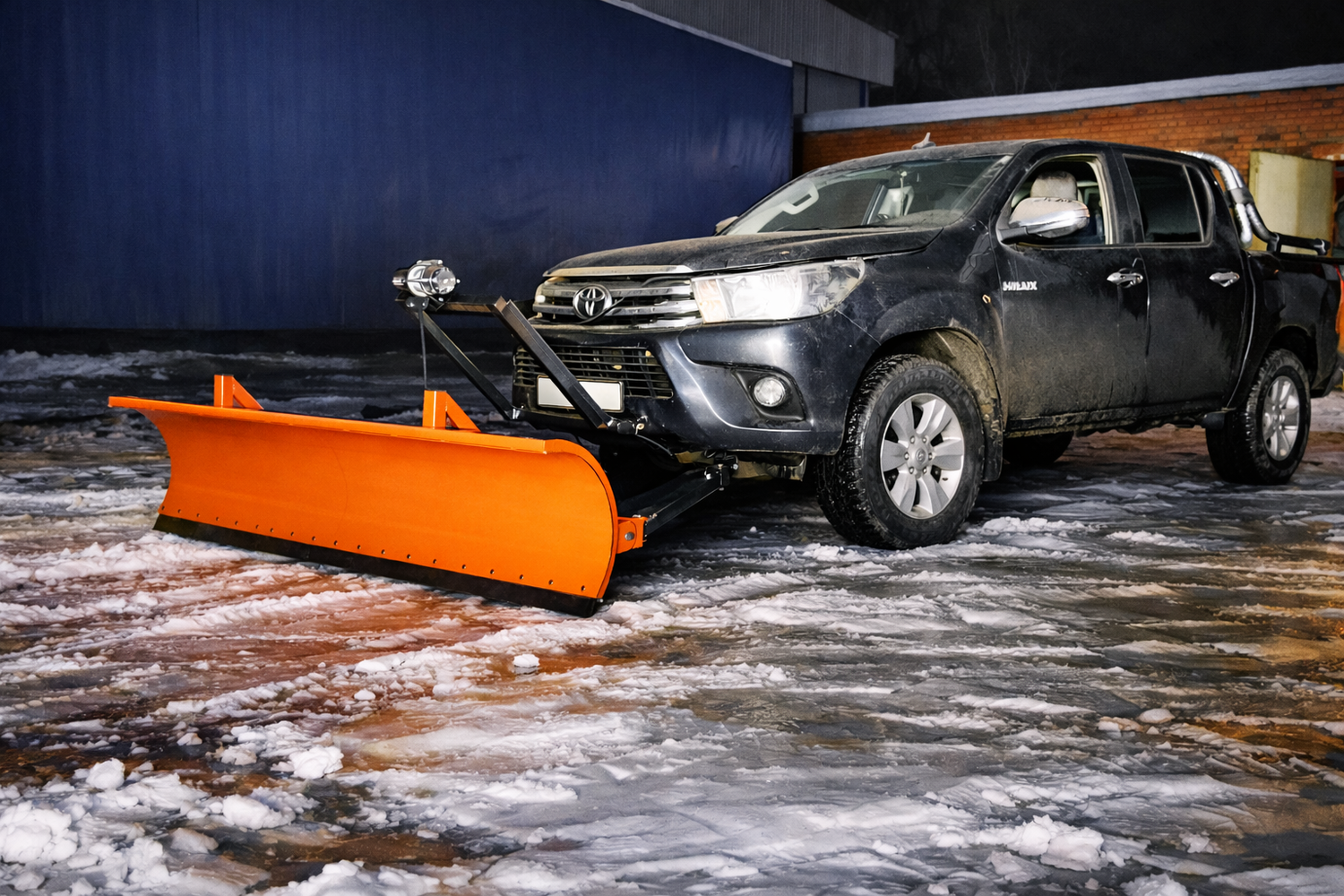 <span style="font-weight: bold;">Отвал на Toyota Hilux</span>